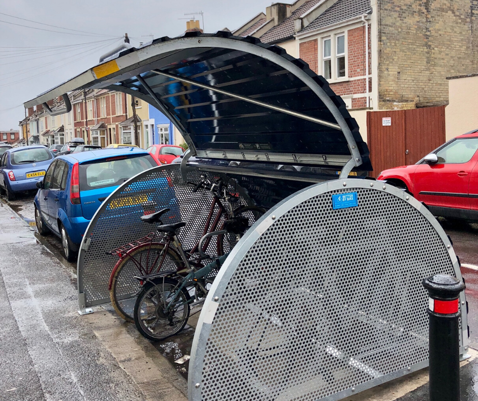 How many cycle hangars in Bristol: 32, 71, 72, 76 or 102?